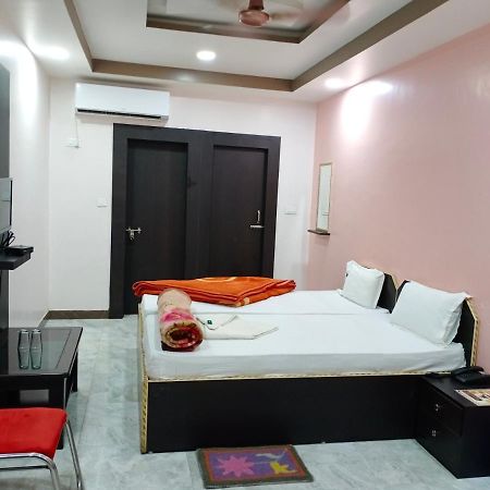 Hotel Sunaina International Гая Екстериор снимка