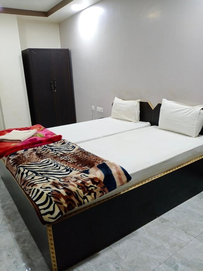 Hotel Sunaina International Гая Екстериор снимка